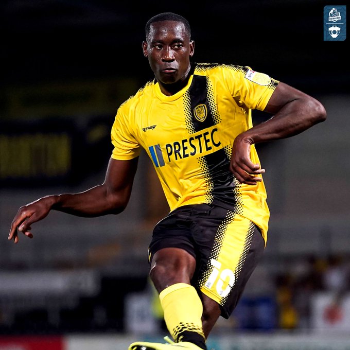 Mansfield Town inscribe a Lucas Akins pese a su condena de prisión